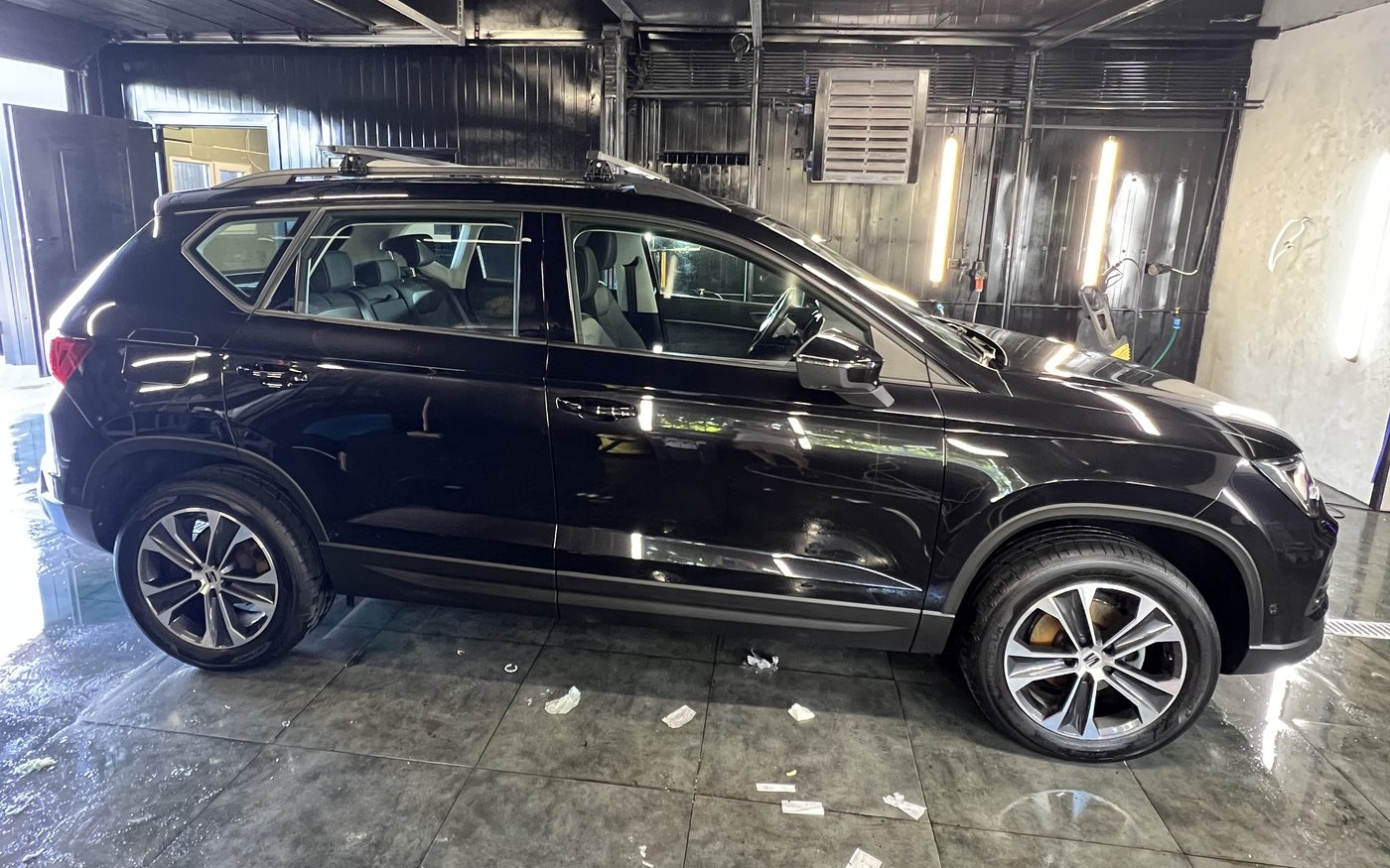 Seat Ateca bokiem w hali
