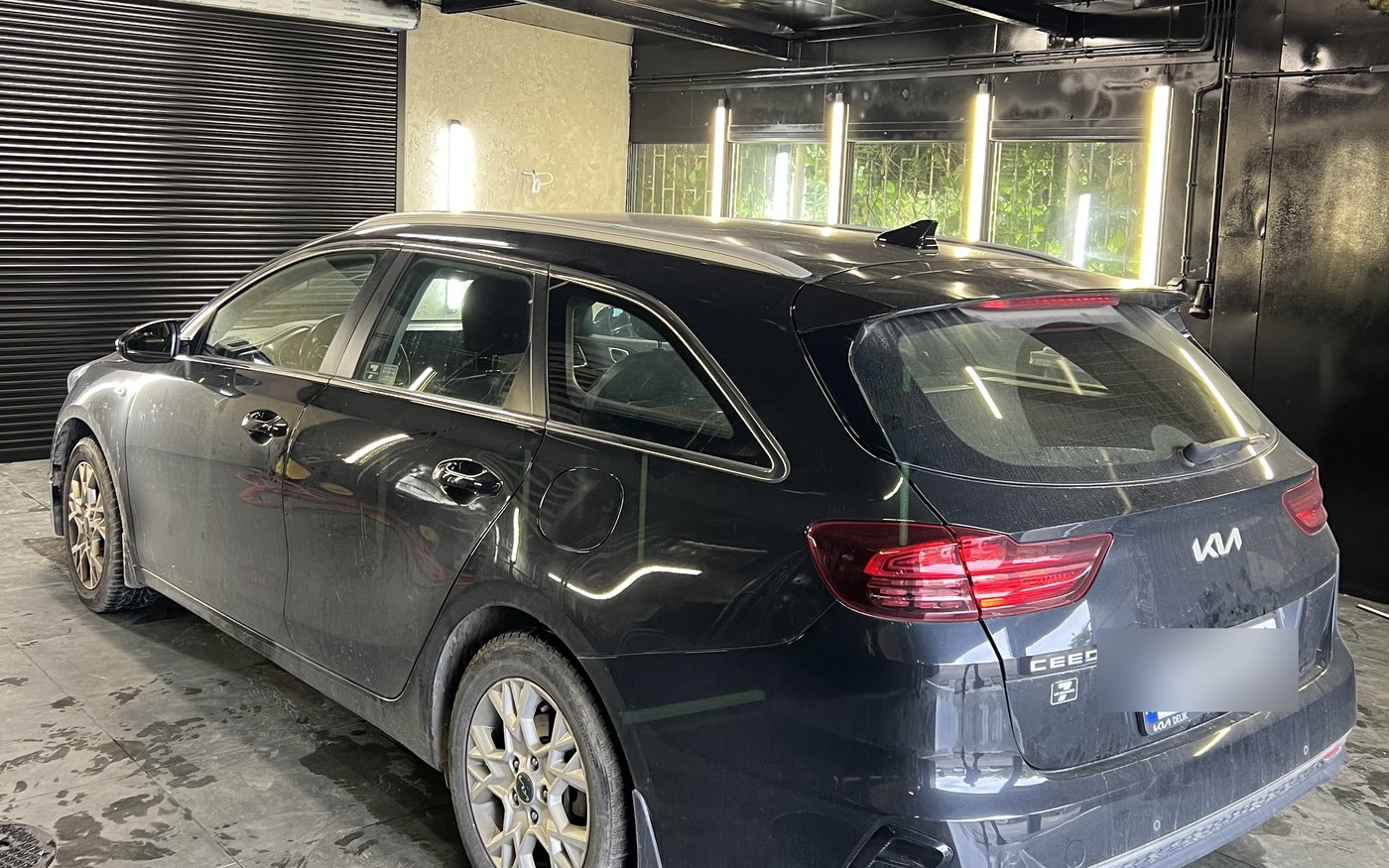 Kia Ceed bokiem na stanowisku