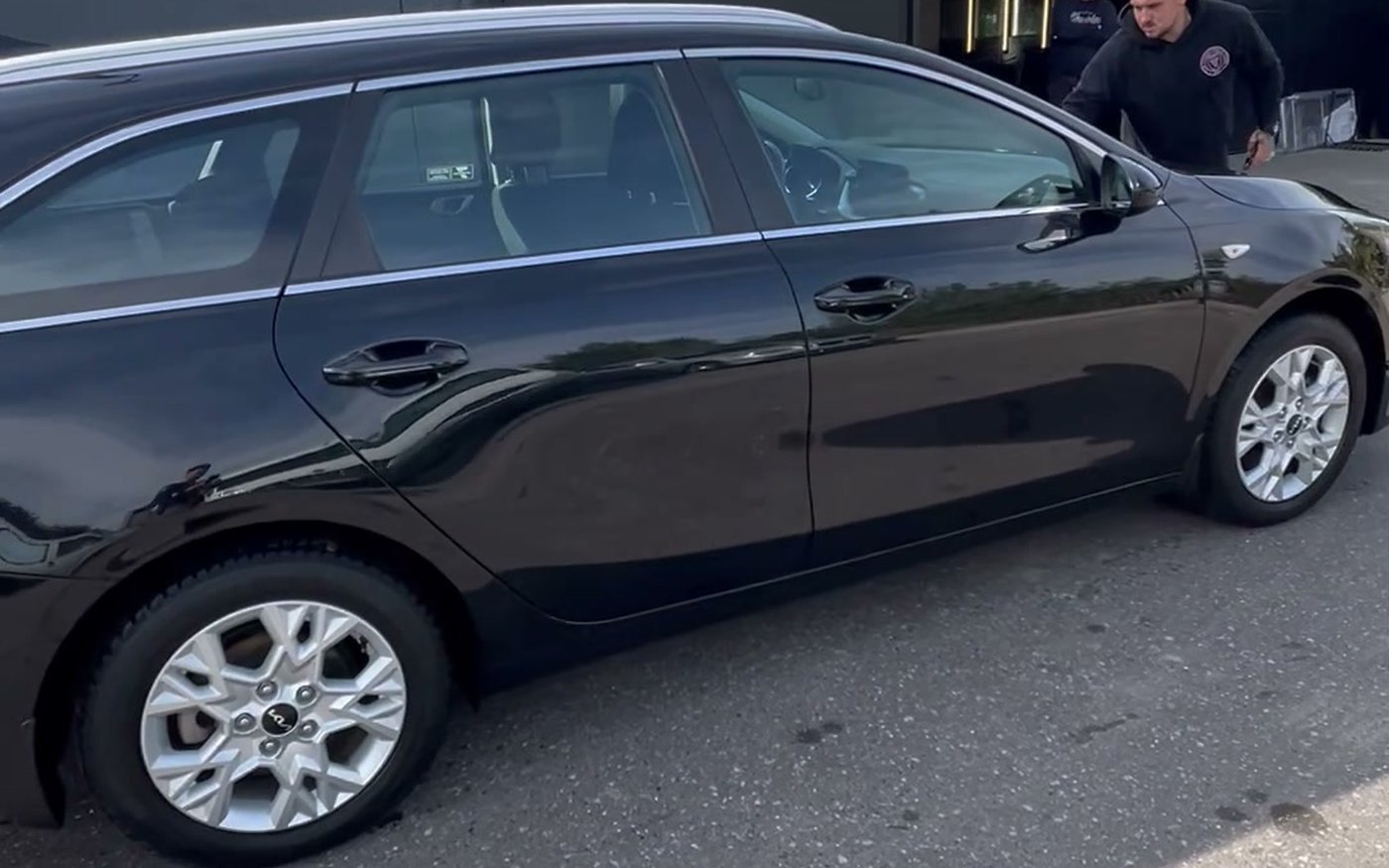 Kia Ceed przed warsztatem