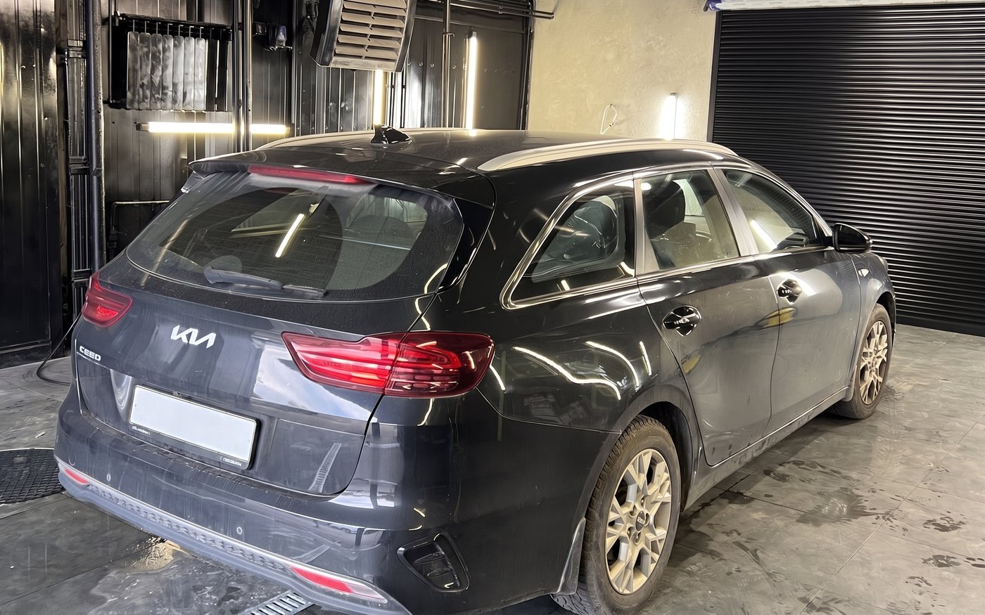 Kia Ceed od tyłu w hali
