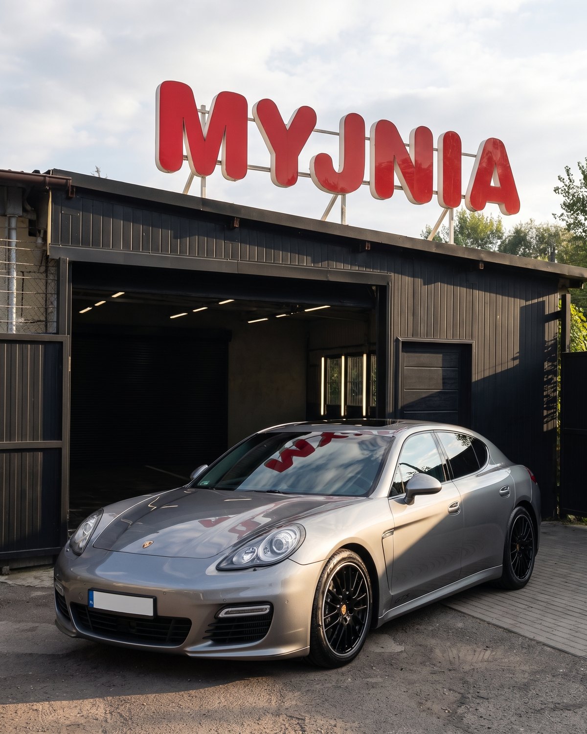 Porsche Panamera GTS przed warsztatem GrovePoint