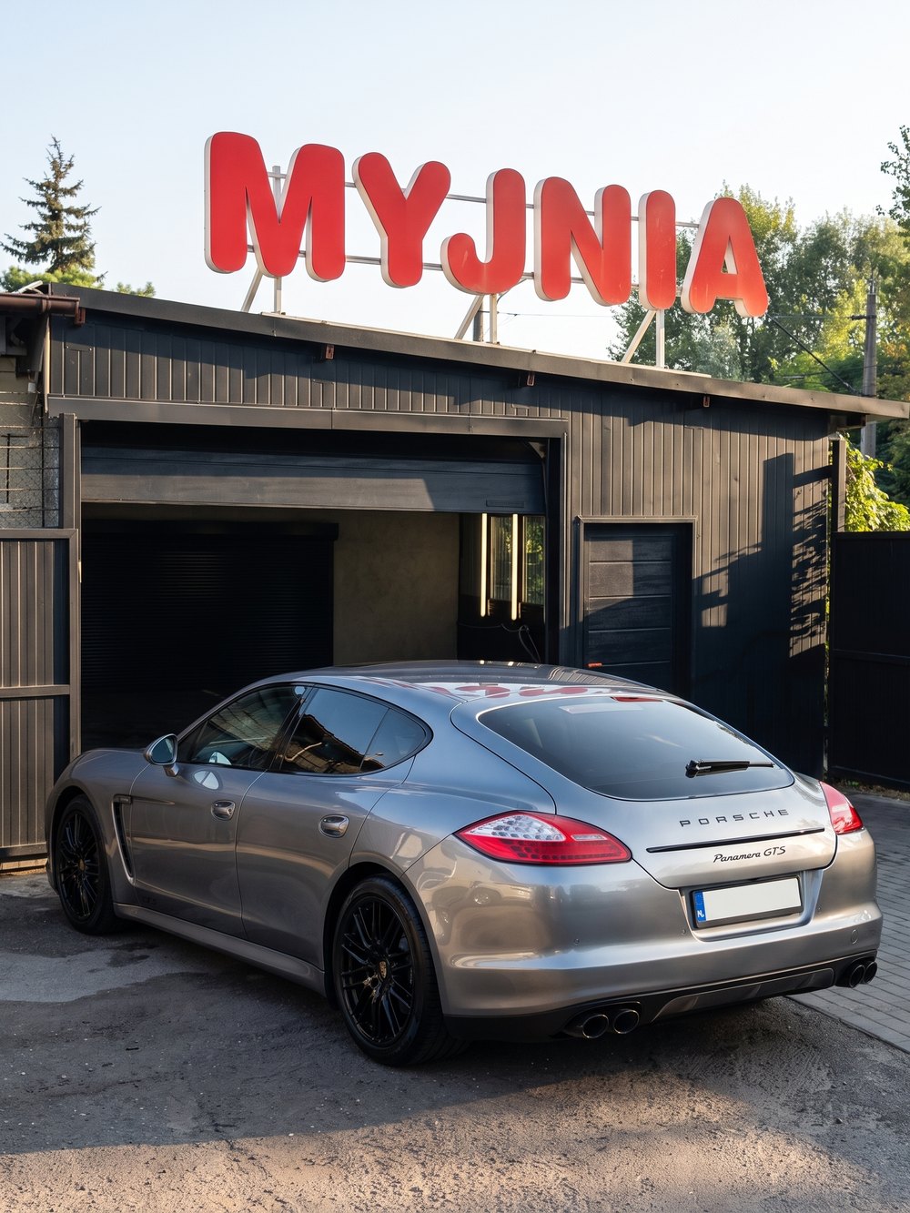 Porsche Panamera GTS od tyłu przed warsztatem