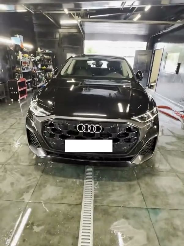 Przód Audi Q8 po myciu i polerowaniu, lakier z połyskiem