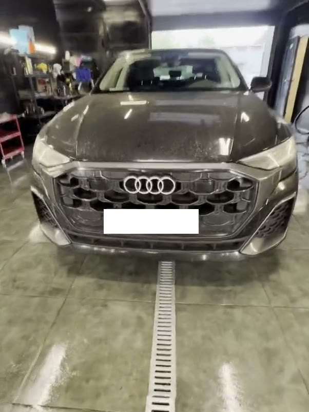 Przód Audi Q8 z matowym lakierem przy przyjęciu auta