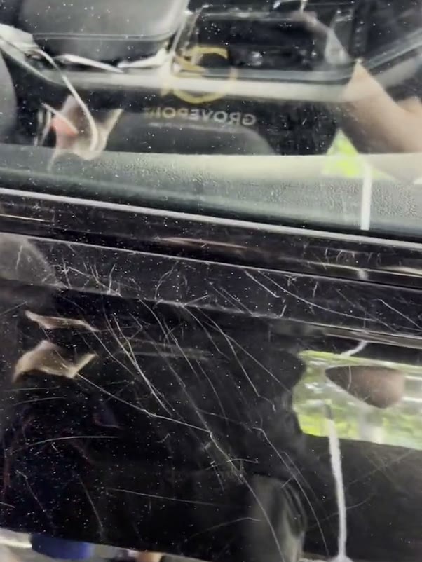 Ryski i zawirowania w czarnym lakierze Audi Q8 przed polerowaniem