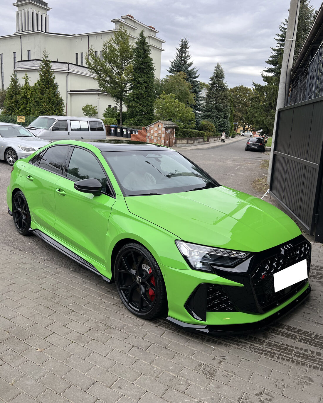 Zielone Audi RS3 po detailingu, ujęcie przodu i boku