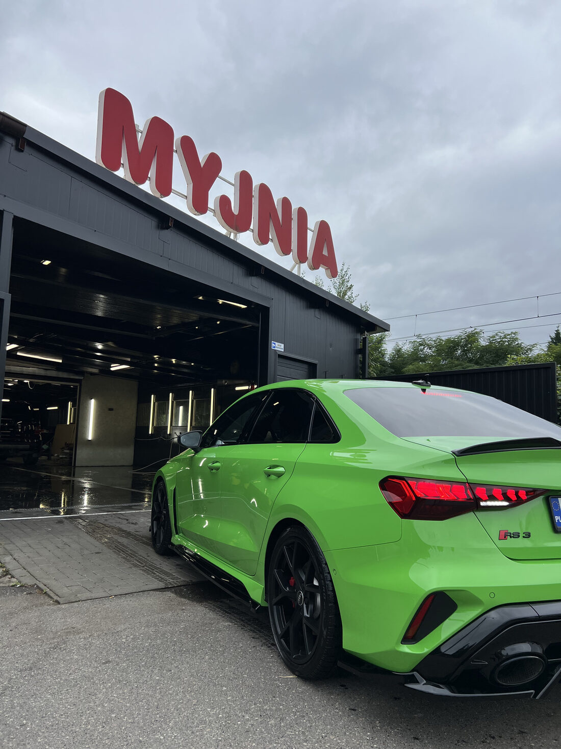 Tył Audi RS3 przed halą GrovePoint