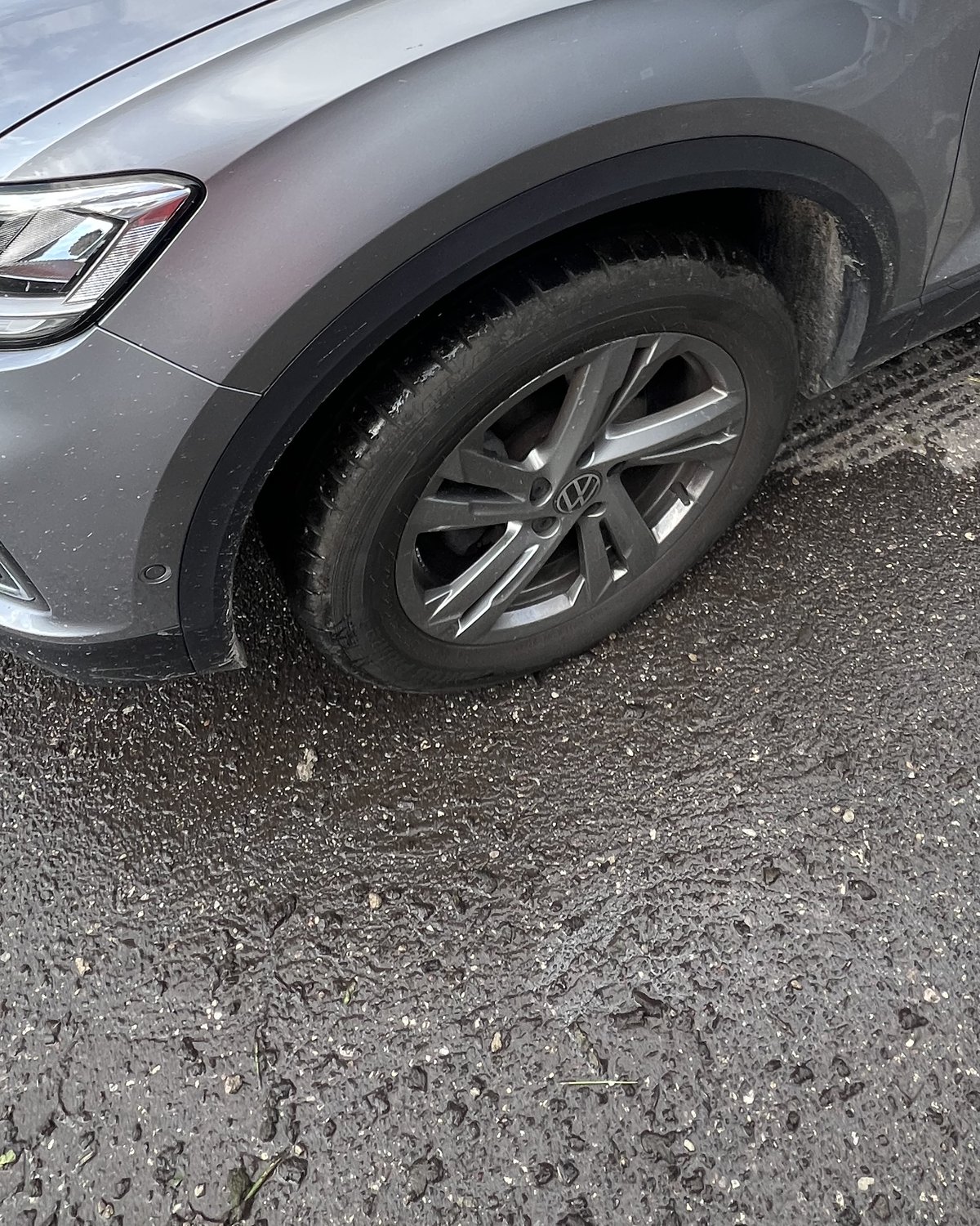 Przednie koło VW T-Roc przed myciem, felga pokryta osadem