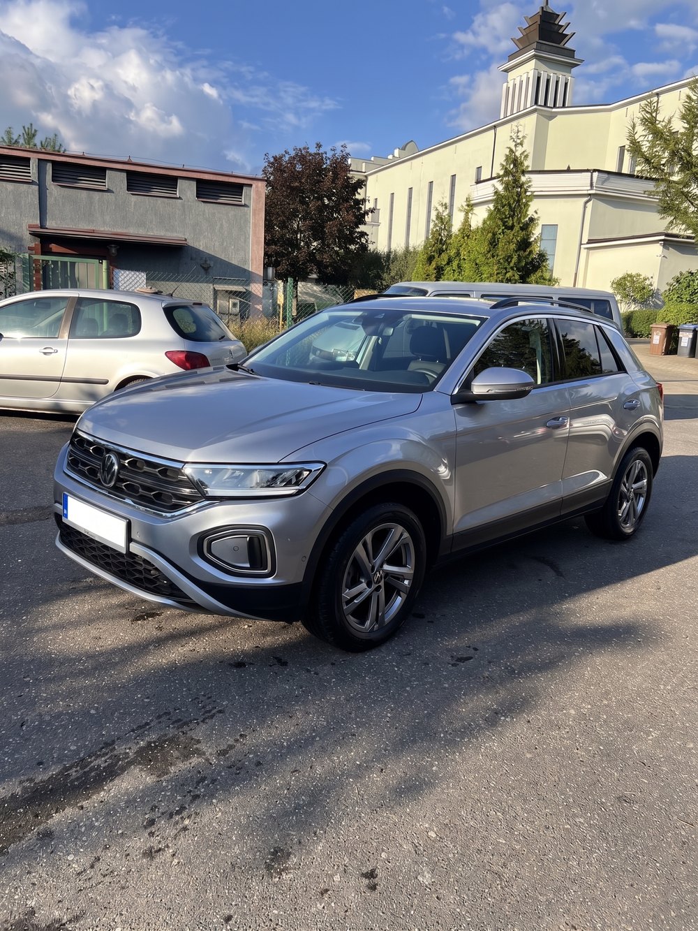 VW T-Roc po myciu, ujęcie przodu w słońcu