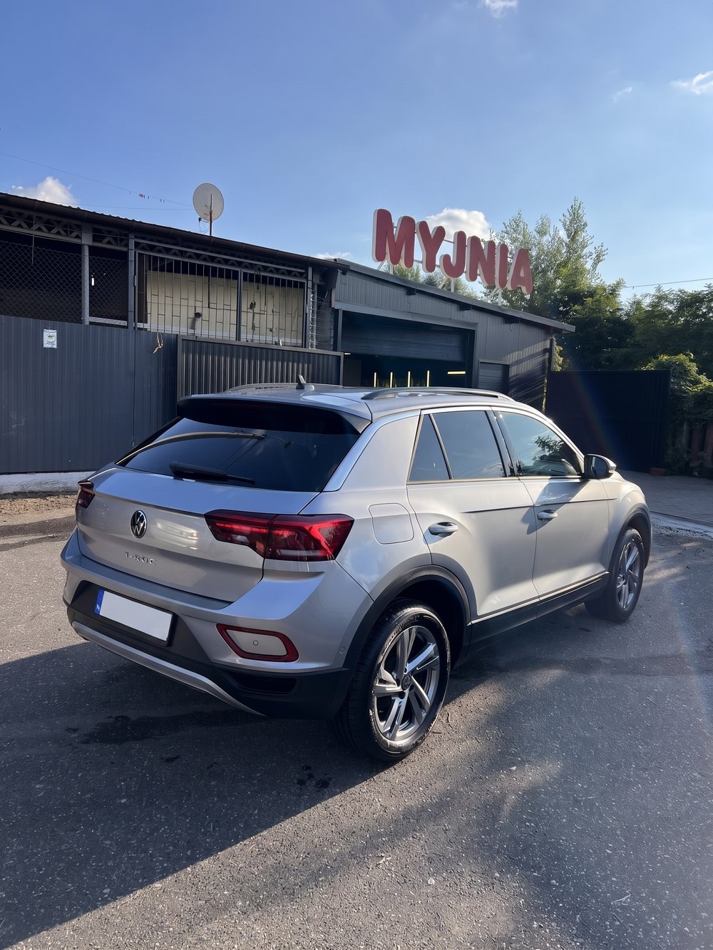 VW T-Roc po myciu, ujęcie tyłu przed warsztatem