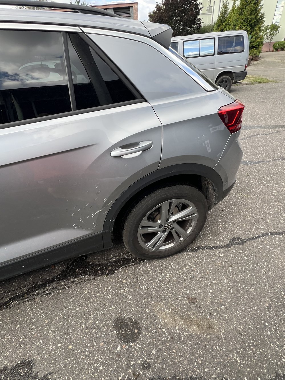 Bok i nadkole VW T-Roc przed myciem