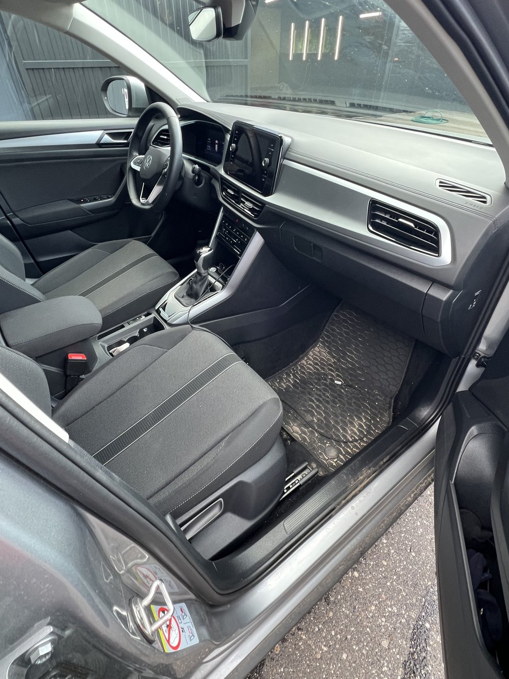 Wnętrze od pasażera VW T-Roc przy przyjęciu auta